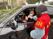 疫情防控守小门志愿服务