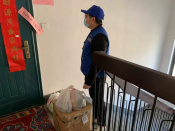 志愿者化身“快递员”，为隔离人员送物资