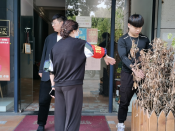 清理营业房门口杂物，助推全国文明城市创建