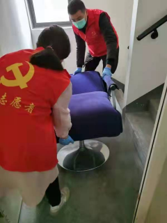 龙城物业志愿者与党员一起清理堆积物