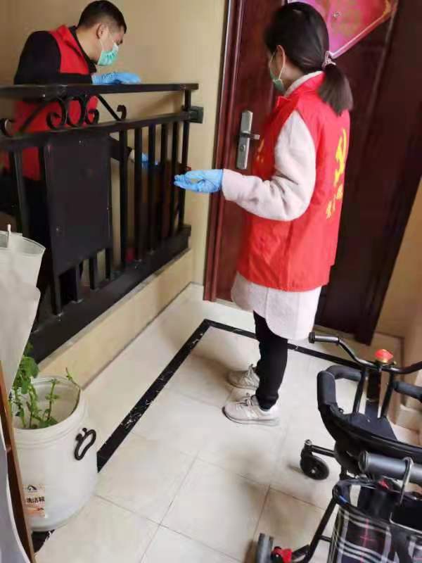 龙城社区物业志愿者与社区党员清理楼道堆积物