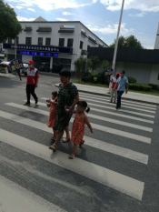 文明过马路，礼让斑马线