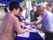 向市民赠送党史和地情书籍