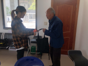 给退休职工发放慰问品