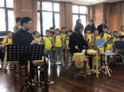 志愿者们培养小朋友们兴趣爱好