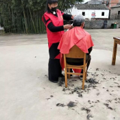 巾帼志愿者免费理发活动