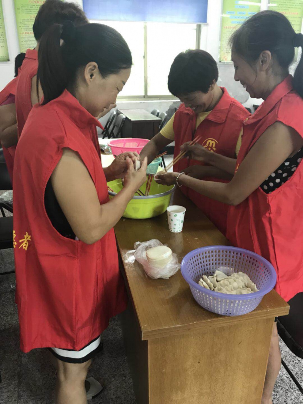 志愿者做饺子活动