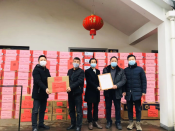 疫情期间志愿者送爱心食品口罩
