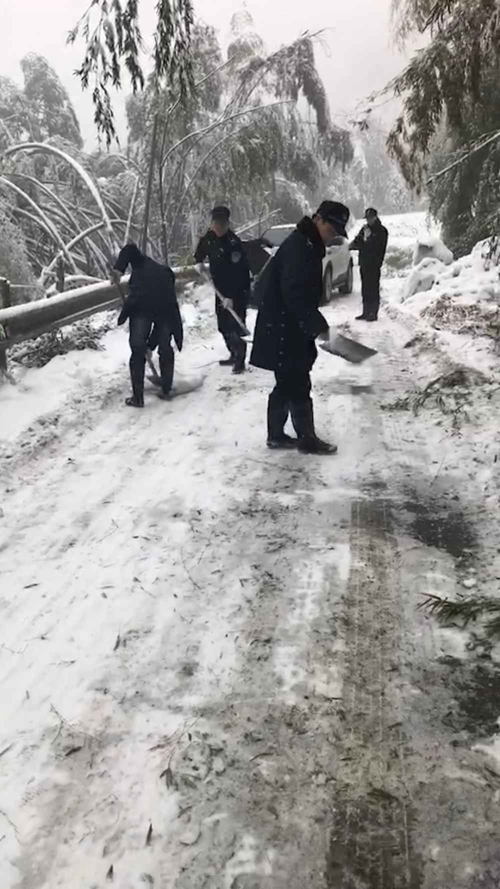 清扫雪路