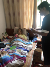 给残疾人发放慰问品