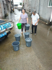 宣传垃圾分类，发放垃圾桶