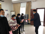 慰问村内困难户