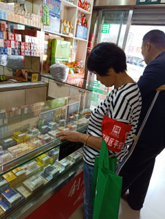 发放食品安全知识宣传资料