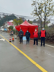 志愿者在雄鹰村口值岗