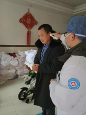 志愿者给雄鹰村民测体温