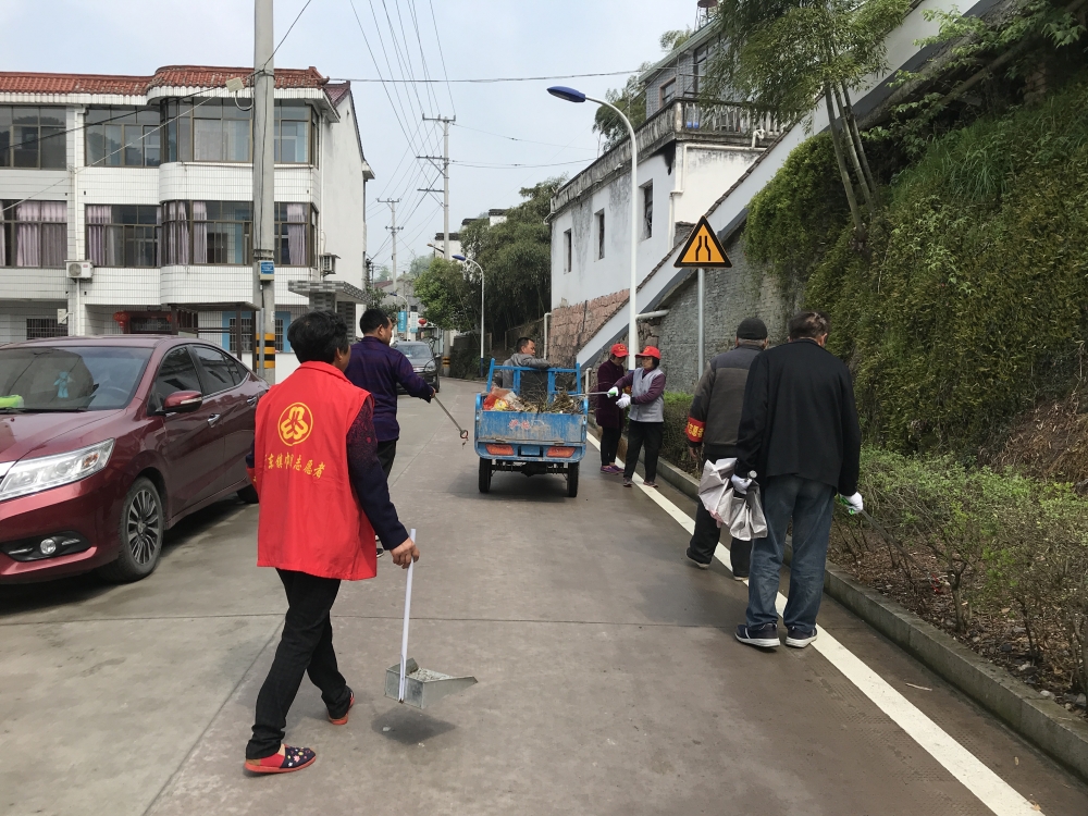 雄鹰村志愿者环境卫生整治