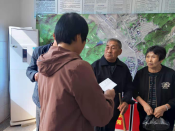 给残疾人发放慰问品