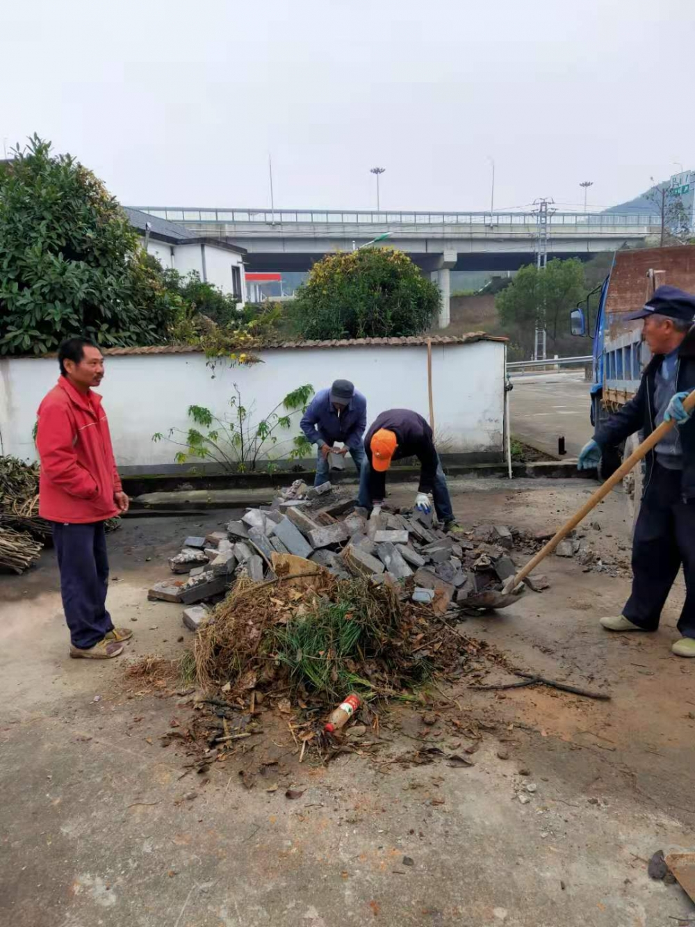 志愿者参加卫生整治