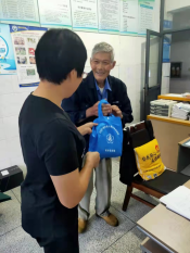 给残疾人发放慰问品