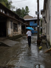 台风利奇马期间志愿者走访排查村内安全隐患点