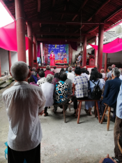 志愿者为村民提供传统戏曲表演