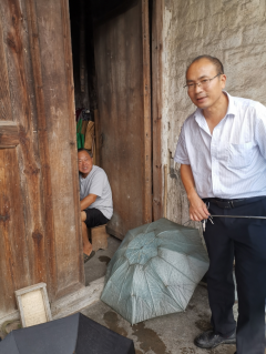 台风利奇马期间志愿者走访排查村内安全隐患点