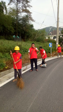 营口村卫生大扫除