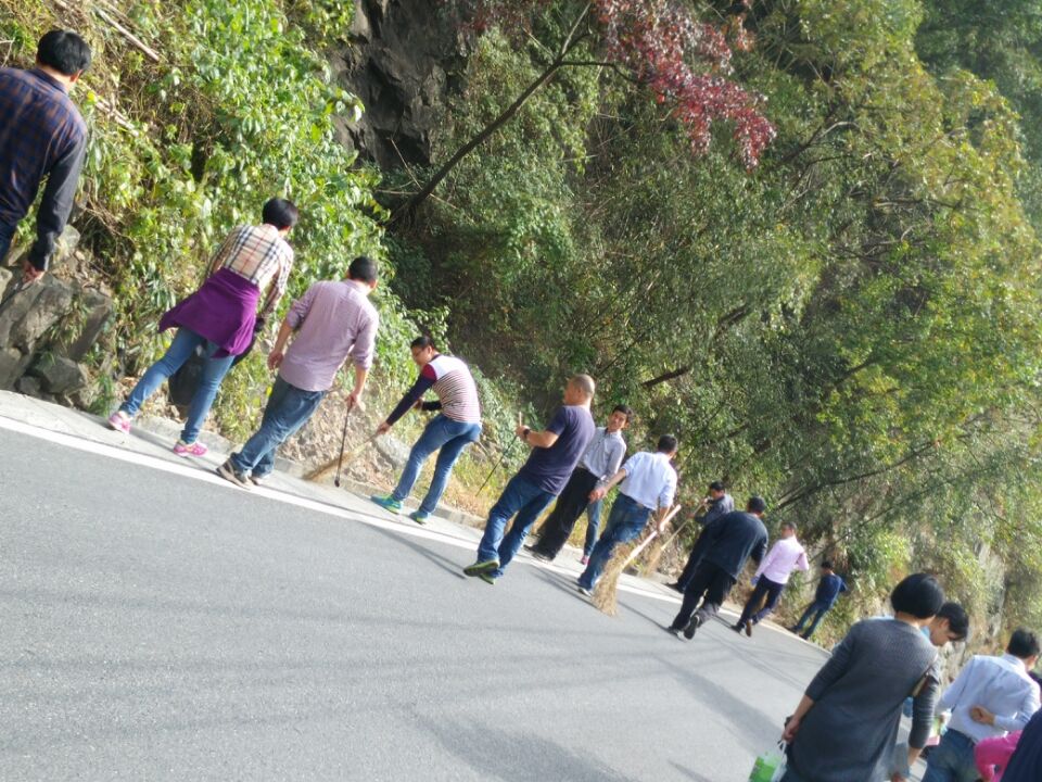营口村卫生大扫除