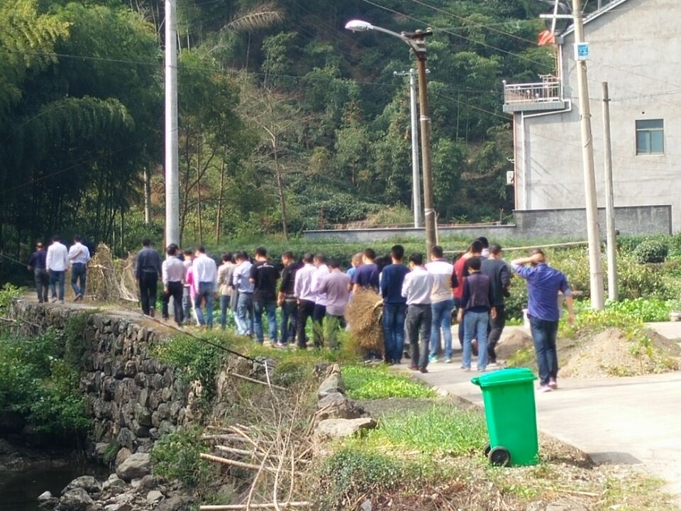 营口村卫生大扫除