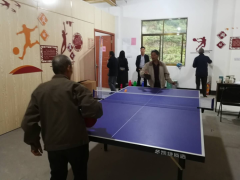 志愿者组织村民学打乒乓球活动