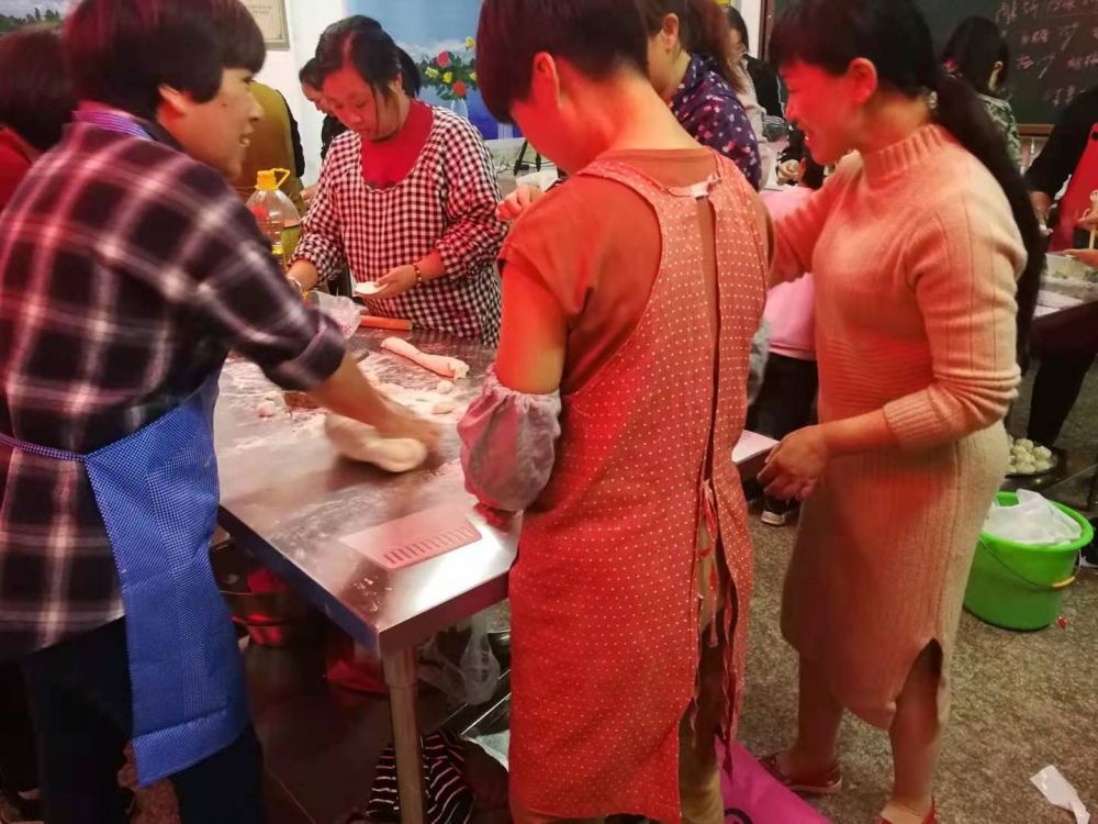志愿者搞包饺子活动