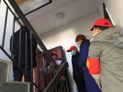 国庆村上门察看外来人员
