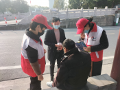 国庆村志愿者下村给居民温度测量，查看健康码