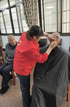 ”关爱从头起，敬老情更浓“老年人理发公益活动