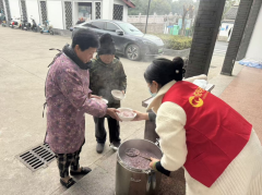 “腊八暖冬，粥香满庭”国庆村腊八送粥活动