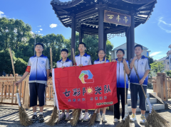 国庆村暑假组织学生整改环境卫生志愿活动