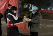 为卡口值班人员送点心