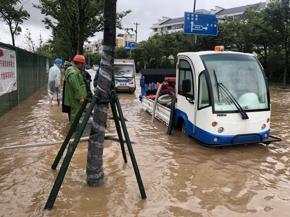 新围村志愿者帮助台风天清理路面积水