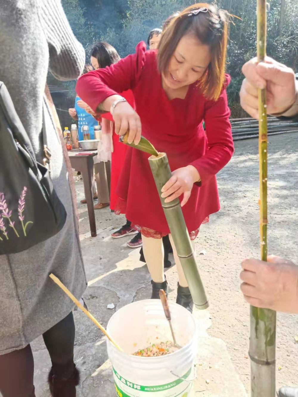 提倡民俗风味、竹筒饭制作