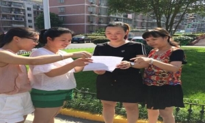 后梅小区青年志愿者发放“五水共治 巾帼行动”倡议书