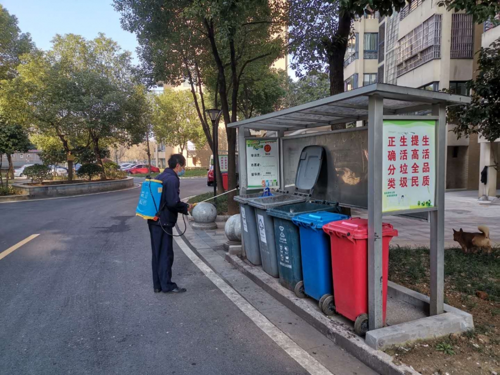 疫情防控，小区开展全面消杀