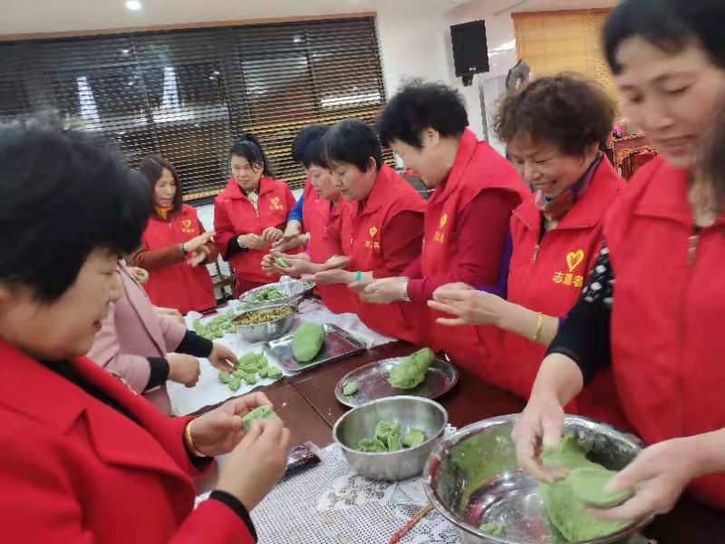 重阳节给老年人送爱心饺子