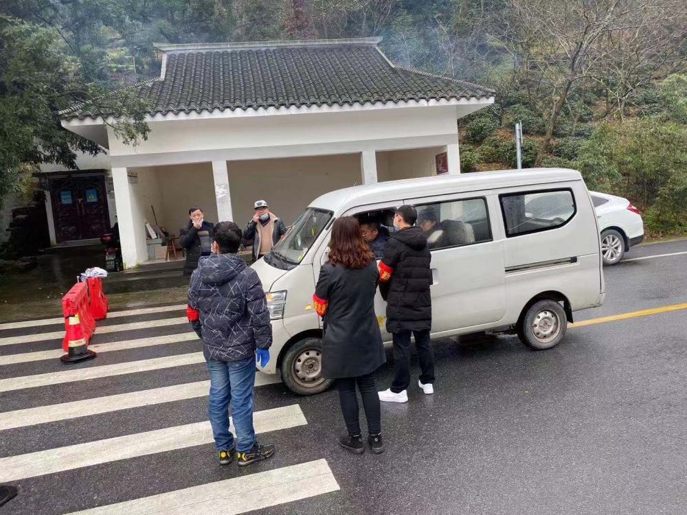 寻雷锋足迹、扬志愿精神