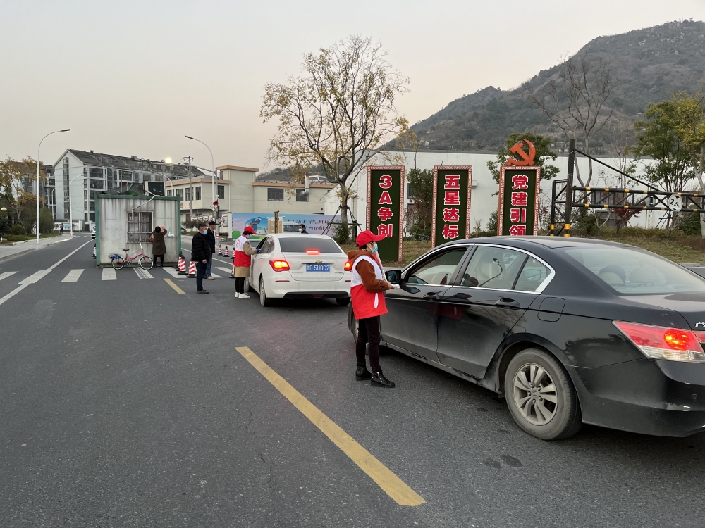 疫情防控守小门