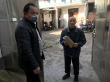 疫情期间给村民发放口罩