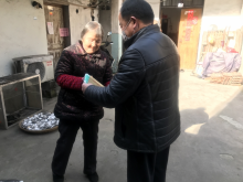 疫情期间给村民发放口罩