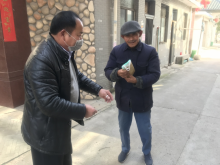 疫情期间给村民发放口罩