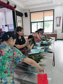 迎端午裹粽子