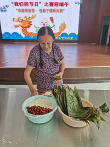 迎端午裹粽子