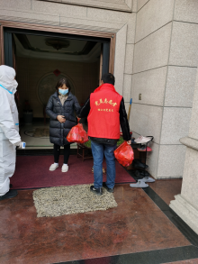 杨江村志愿者慰问管控人员